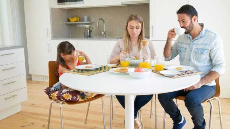 How to Choose Dining Chairs That Work for Family Life